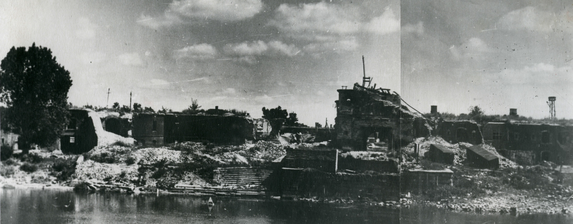 Общий вид Брестской крепости, разрушенной немецко-фашистскими захватчиками в дни обороны. 1941 г. 