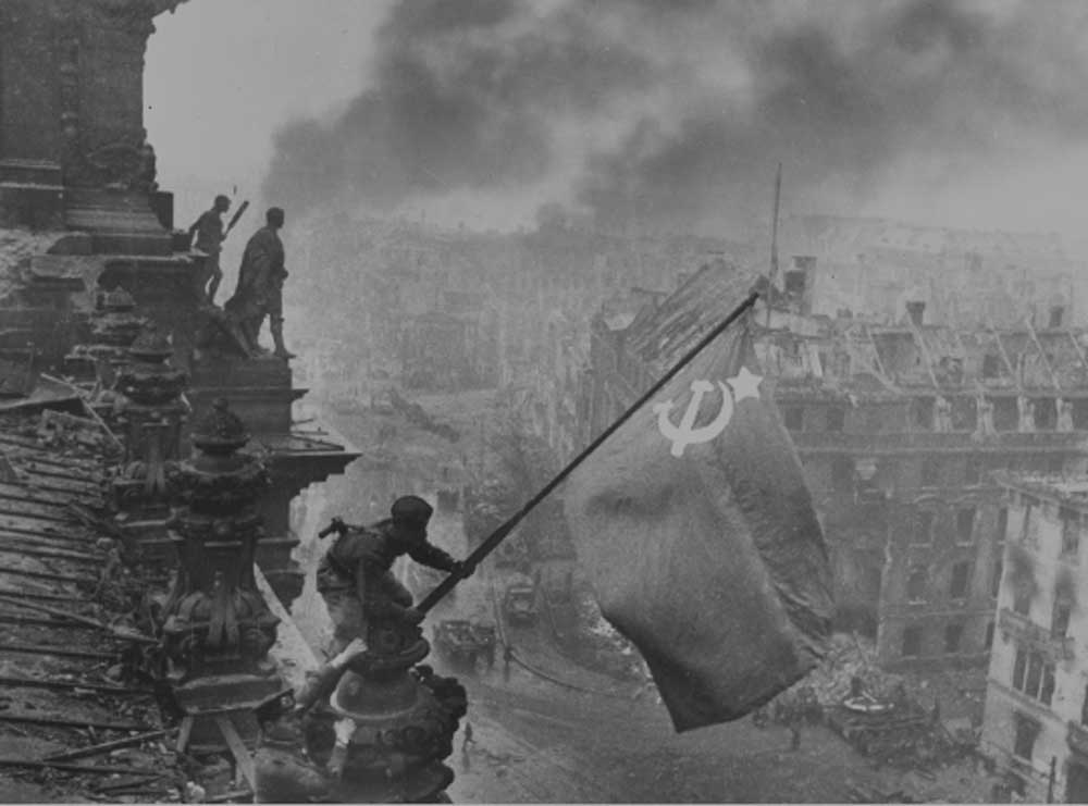 Знамя победы над Германским Рейхстагом в Берлине. 4 мая 1945 г.