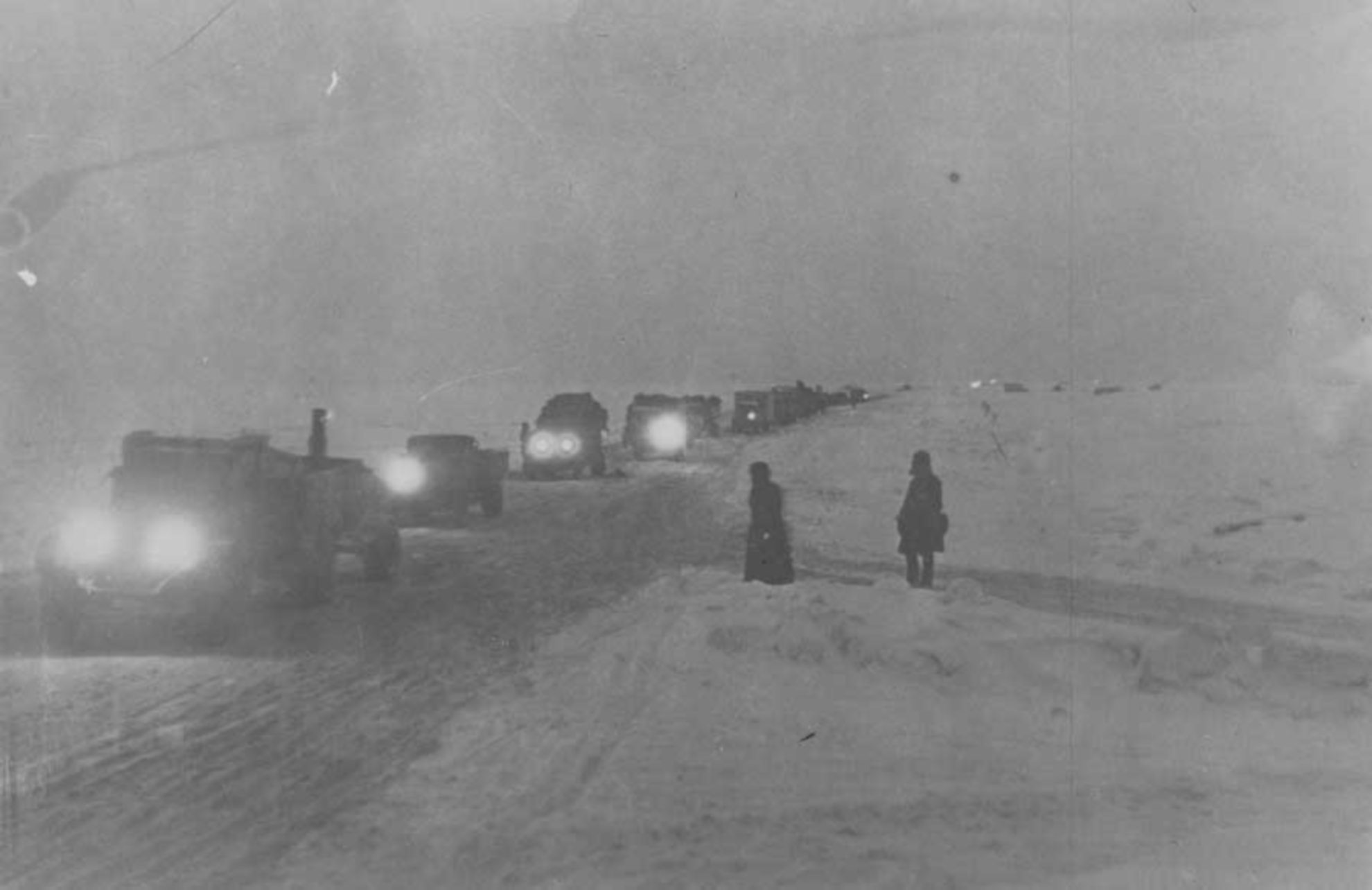 Дорога, проложенная во время блокады Ленинграда по льду Ладожского озера, для доставки оружия и продовольствия. Ленинград 1941 г