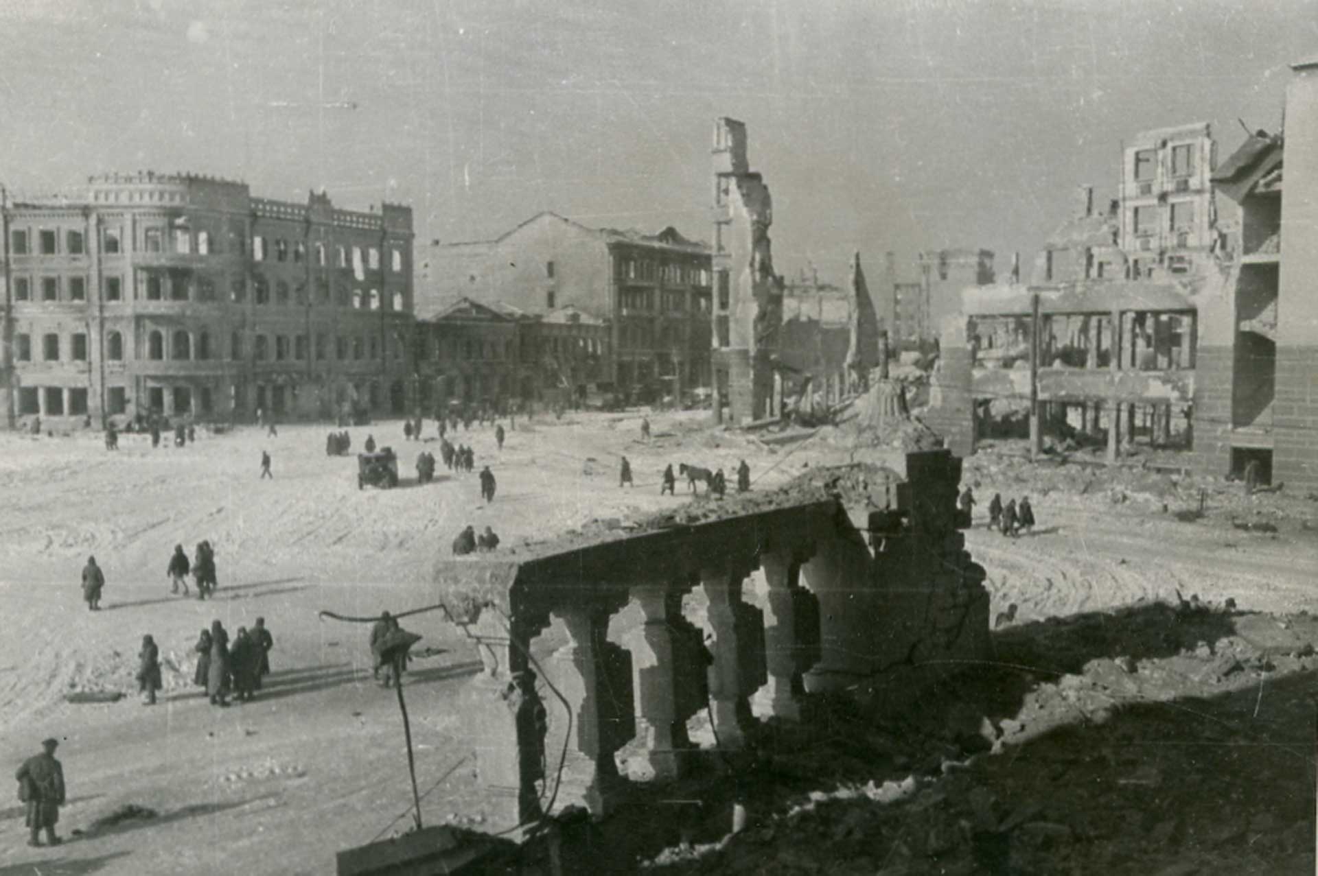 Центральная площадь Cталинграда в день освобождения города войсками донского фронта. Сталинград 01.1943 г.
