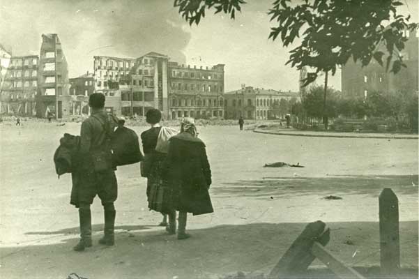 На улицах города Сталинграда, разрушенных вражескими бомбардировками.Сталинград 08.1942 г.