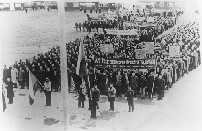 Первый митинг бывших узников Бухенвальда после самоосвобождения. Бухенвальд 12.04.1945 г.