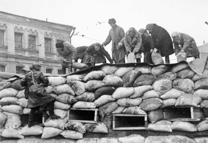 Москва приготовилась отразить врага. Баррикады на улицах. 1941 г.