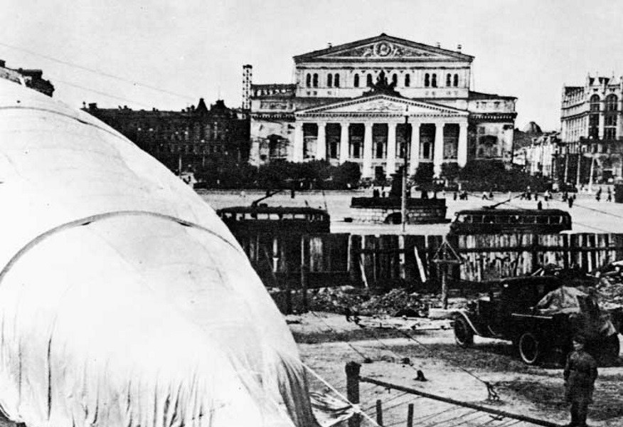 Аэростат воздушного заграждения у Большого театра. Москва, 1941 г.