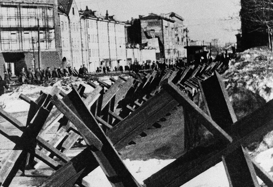 Противотанковые «ежи» возле Краснопресненского универмага. Москва, 1941 г.