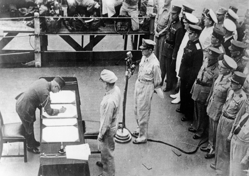 Подписание Акта о капитуляции Японии. Акт подписывает представитель Японии. 2 сентября 1945 г.