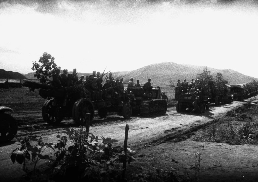 Дальневосточный фронт. Советская артиллерия на дорогах Маньчжурии. Сентябрь 1945 г.