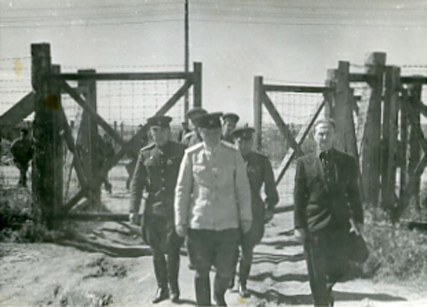 Н.А. Булганин в сопровождении заместителя председателя польско-советской Чрезвычайной комиссии Д.И. Кудрявцева в концлагере «Майданек». Польша, август 1944 г.