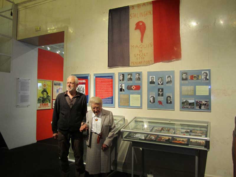 Встреча Бернара ле Гийу со знаменем, под которым сражался его отец. Москва. Март 2011 г.