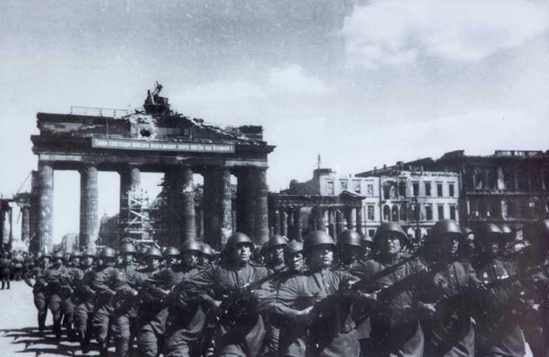 Парад победы советских войск берлинского гарнизона у Бранденбургских ворот. 4 мая 1945 г.