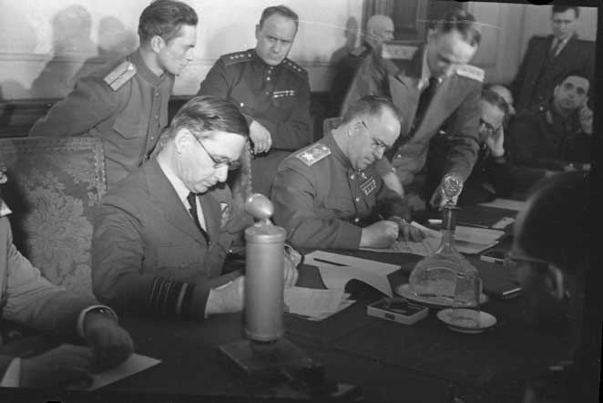 Карлсхорст.Маршал авиации Тедер (Великобритания) и Г.К. Жуков подписывают Акт о безоговорочной капиталяции Германии. Берлин. 8 мая 1945 г.