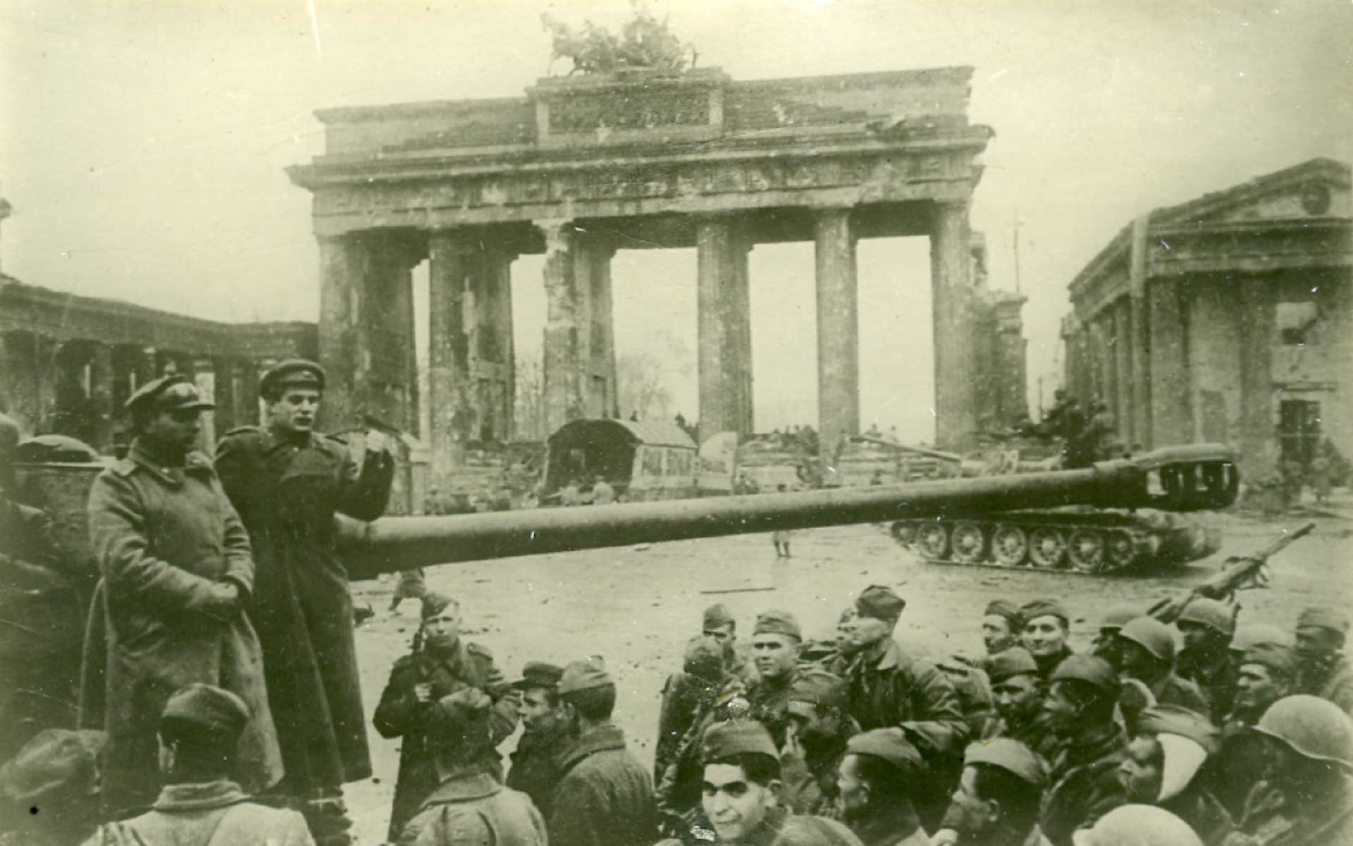Бойцы Красной Армии у Бранденбургских ворот. Берлин 08.05.1945 г.