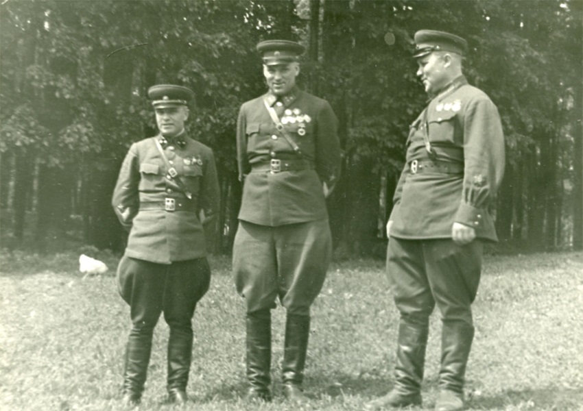 Командующий армией К.К. Рокоссовский, член ВС А.А. Лобачев и командующий артиллерией Казаков. 1942 г.