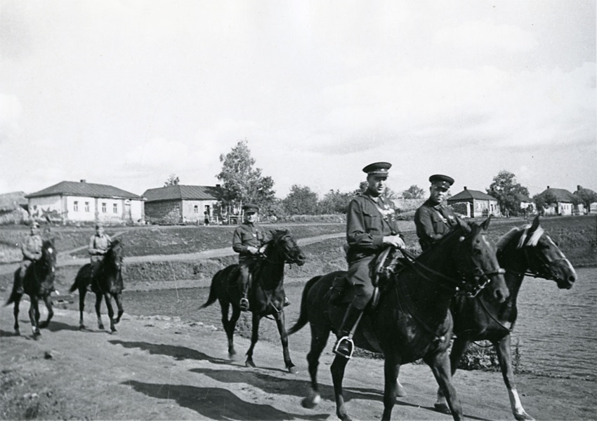 Маршал К.К. Рокоссовский и генерал-майор М.С. Малинин под Брянском. 1942 г.