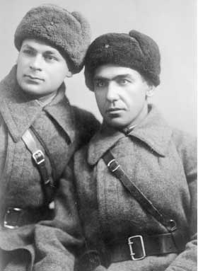 Петр Громцев (слева) - студент ГИТИСа, вместе с товарищем на фронте. Западный фронт 12.03.1942 г.